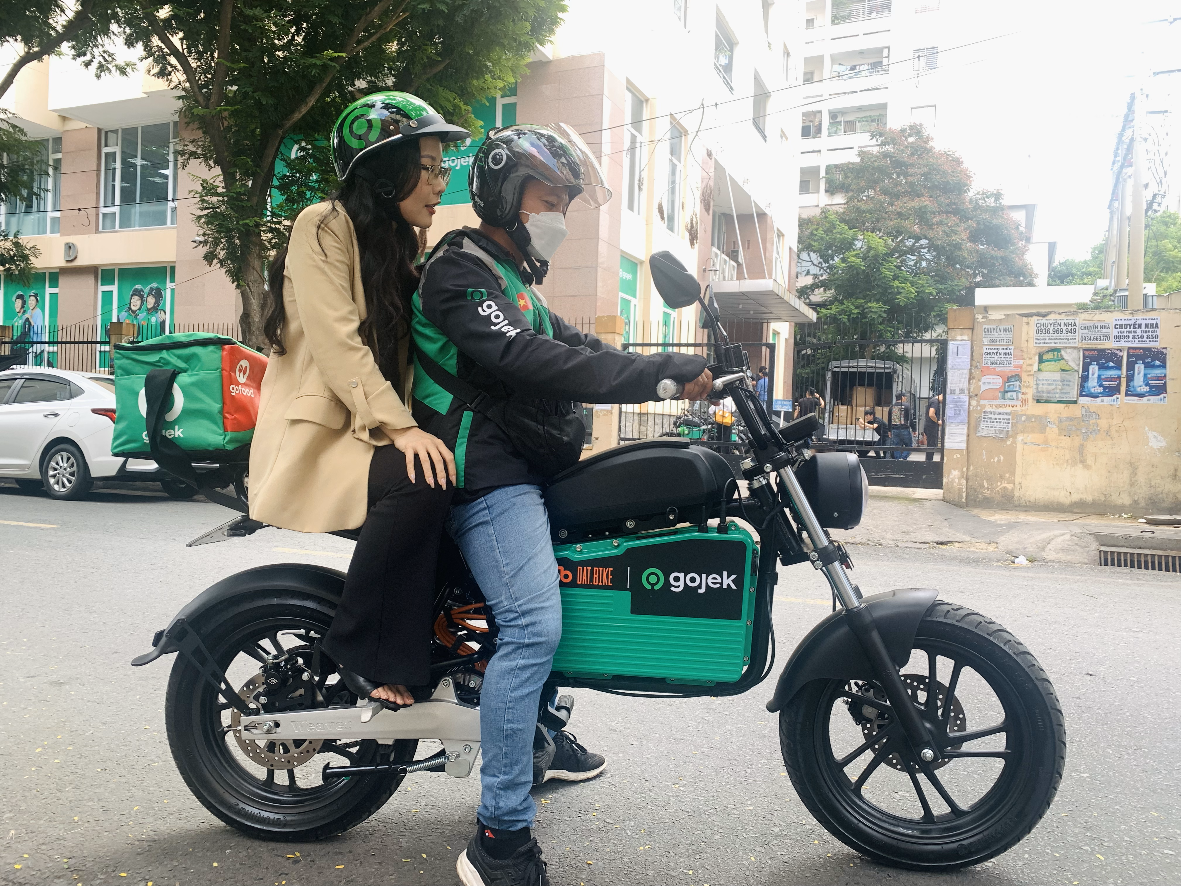 Đối tác tài xế Gojek chở khách trên xe máy điện Dat Bike Weaver++