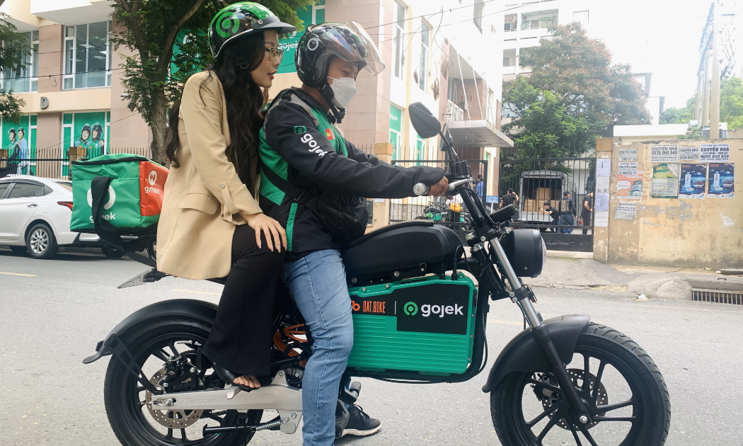 Đối tác tài xế Gojek chở khách trên xe máy điện Dat Bike Weaver++