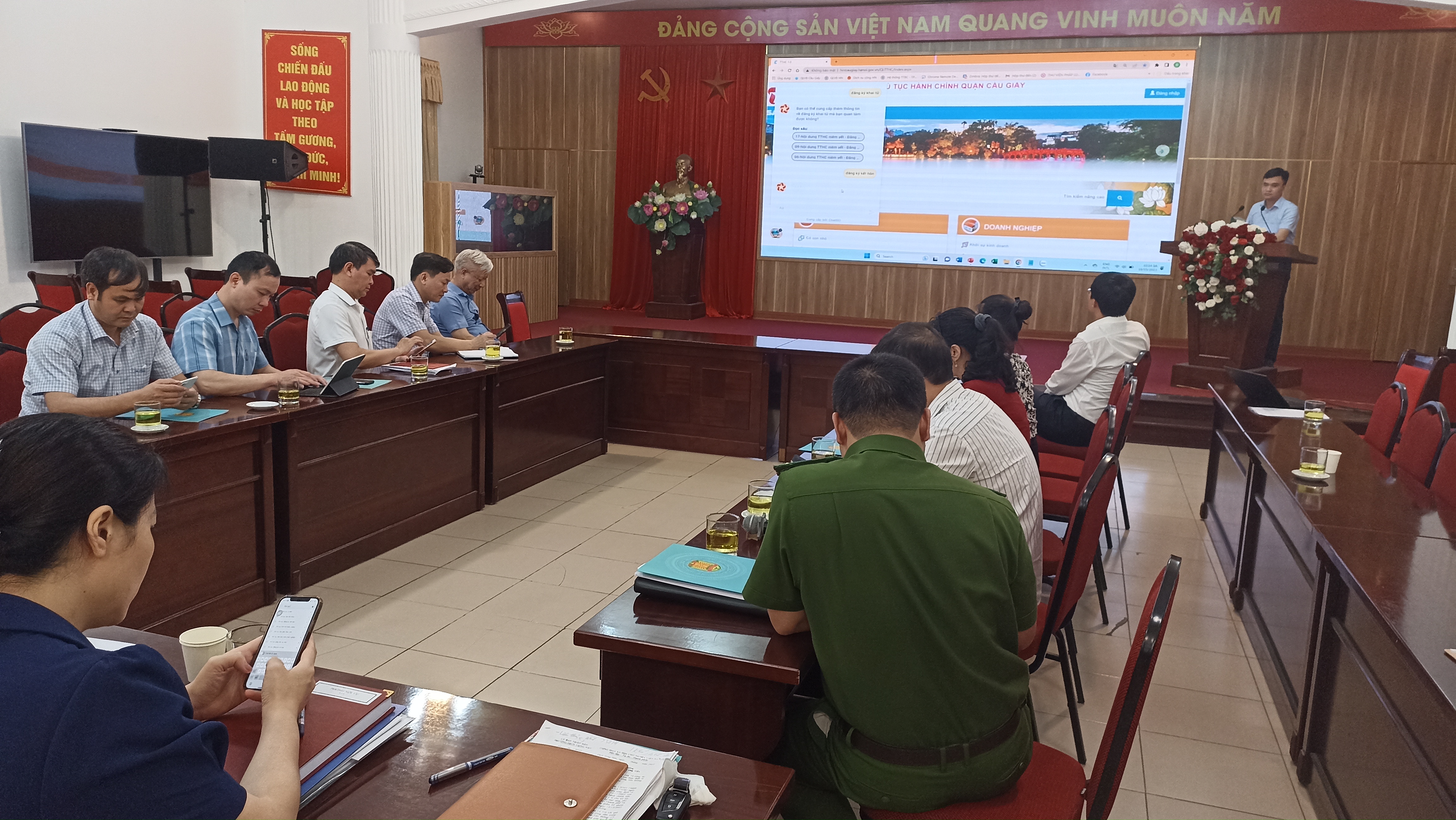 Quận Cầu Giấy đã tổ chức lễ ra mắt ứng dụng trí tuệ nhân tạo hỗ trợ hỏi - đáp thủ tục hành chính (chatbot).