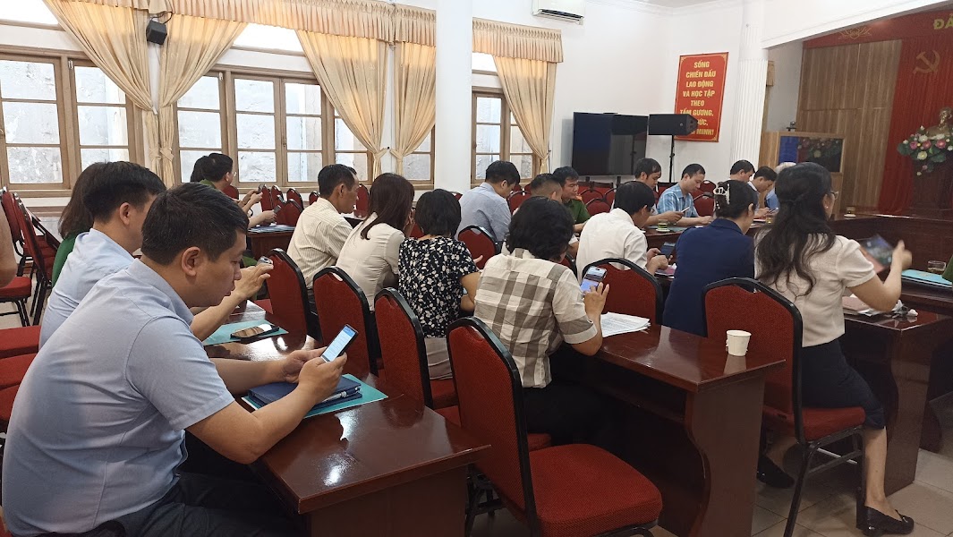 C&aacute;c đại biểu v&agrave; c&aacute;n bộ quận Cầu Giấy d&ugrave;ng thử chatbot AI tại lễ ra mắt.