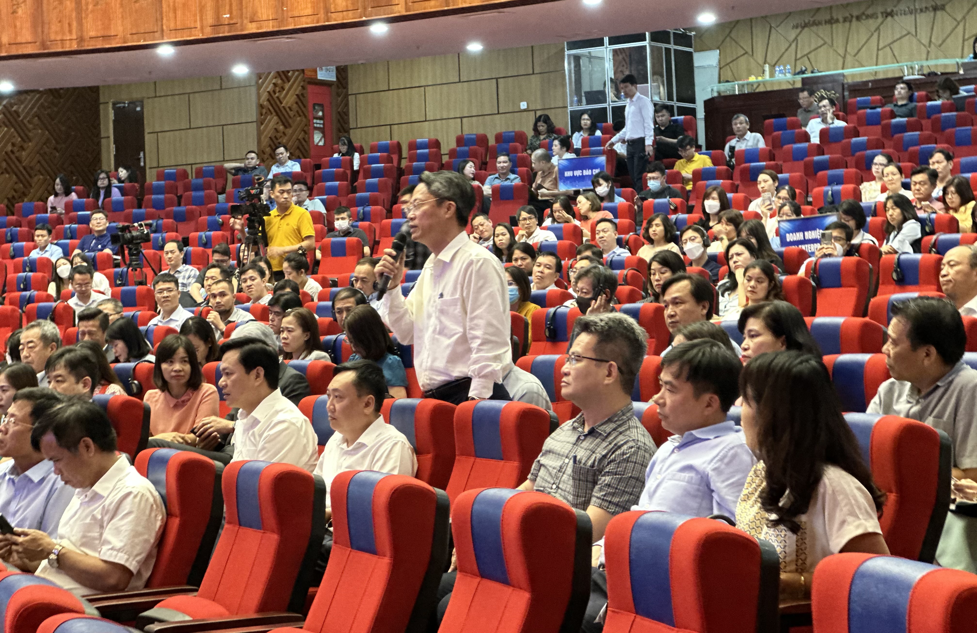 Doanh nghiệp đặt c&acirc;u hỏi cho l&atilde;nh đạo tỉnh Hải Dương. Ảnh: T&uacute; Anh.