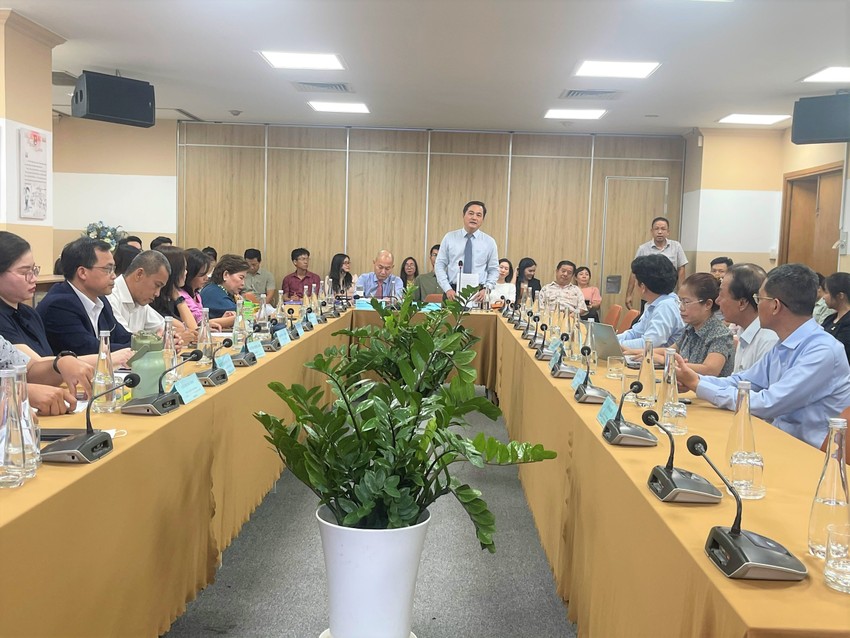 &Ocirc;ng B&ugrave;i T&aacute; Ho&agrave;ng Vũ, Gi&aacute;m đốc Sở C&ocirc;ng Thương TP.HCM ph&aacute;t biểu tại buổi họp b&aacute;o. Ảnh: PT.