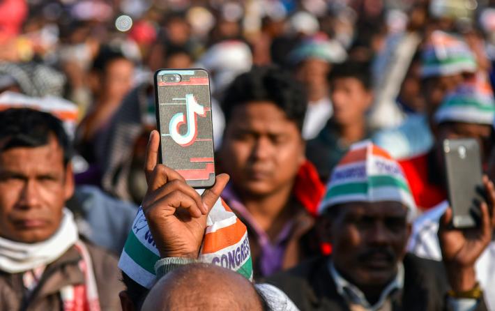 Lệnh cấm TikTok bao gồm buộc c&aacute;c cửa h&agrave;ng ứng dụng x&oacute;a TikTok v&agrave; c&aacute;c nh&agrave; khai th&aacute;c internet Ấn Độ chặn quyền truy cập v&agrave;o ứng dụng