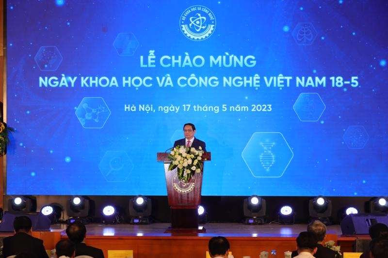 PM calls for businesses to invest more in science and technology