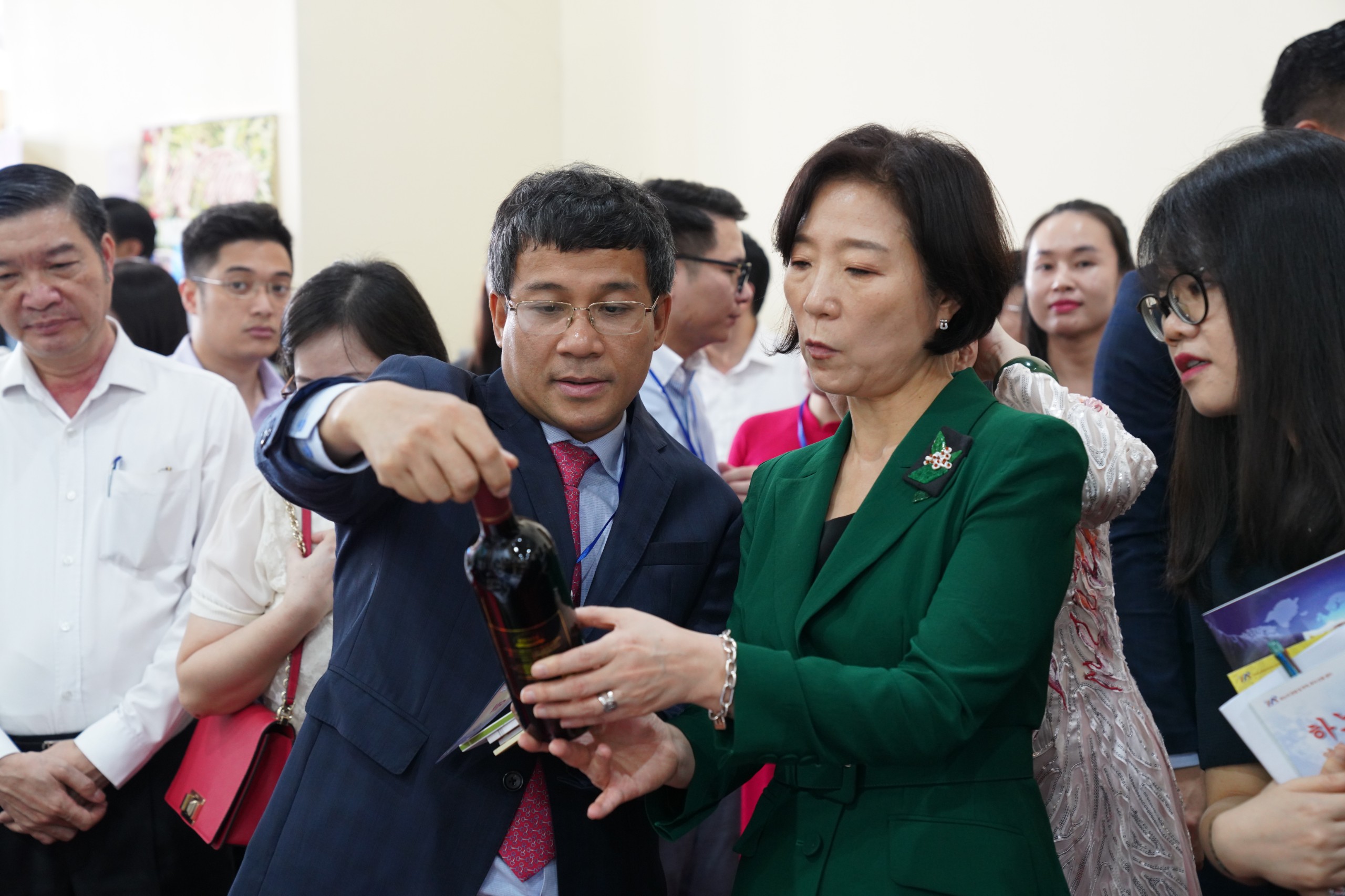 Bà Oh Young Ju Đại sứ Hàn Quốc tại Việt Nam dành sự quan tâm tới nhiều sản phẩm của doanh nghiệp Việt Nam