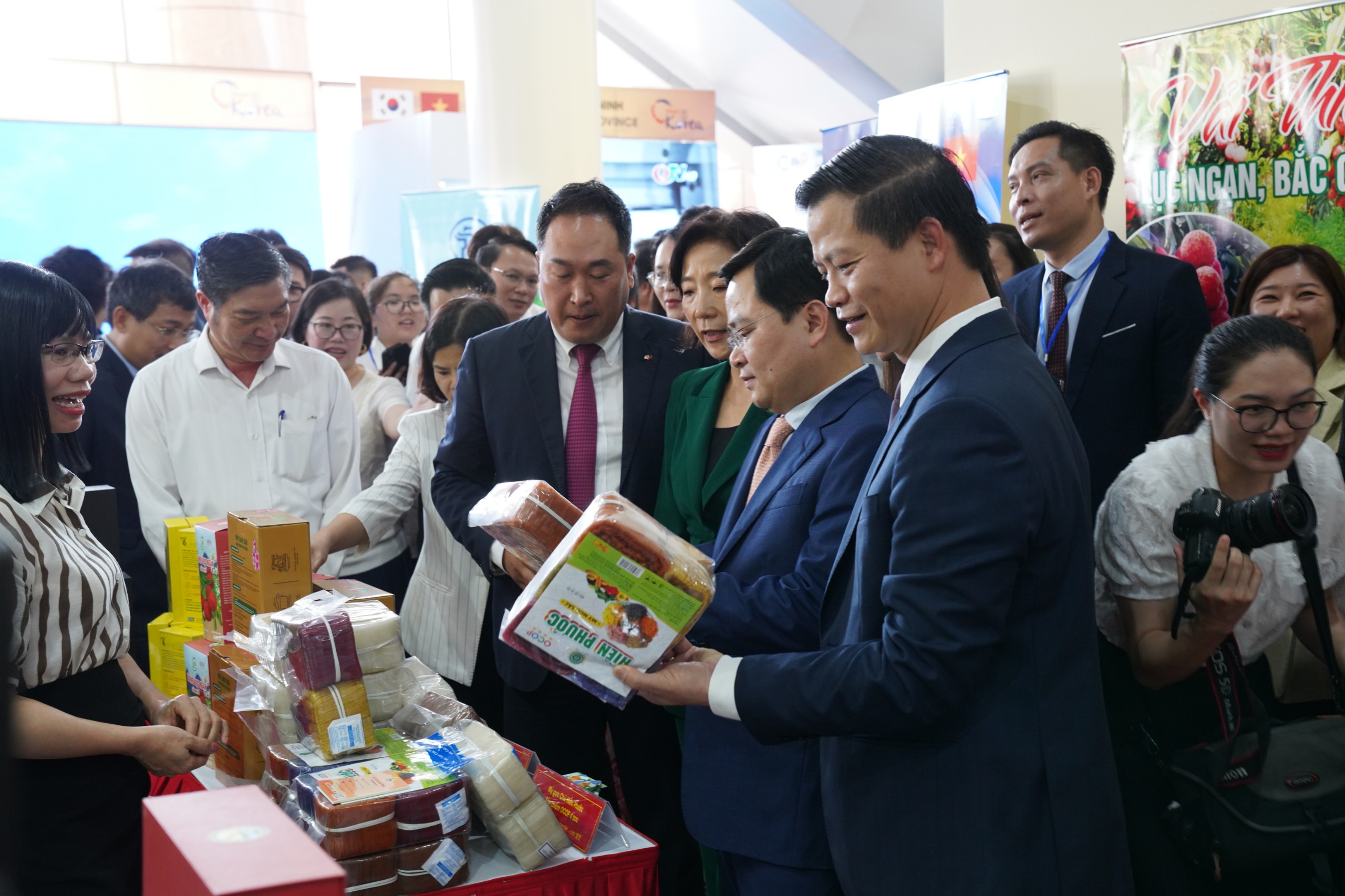 Nhiều gian hàng với những sản phẩm thực phẩm phong phú của doanh nghiệp Việt Nam đã thu hút sự chú ý của Đại sứ Hàn Quốc cũng như các nhà đầu tư nước bạn. 