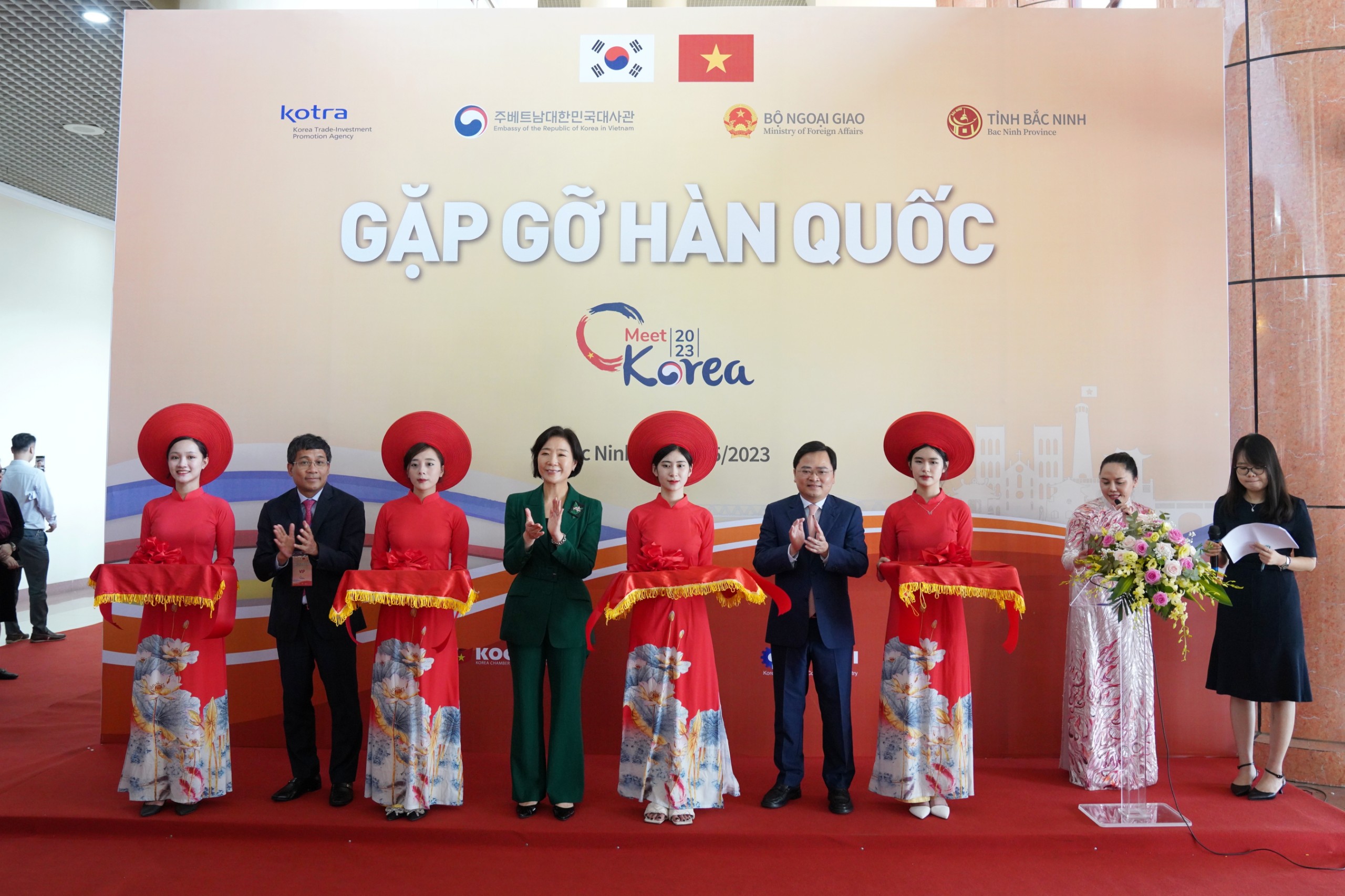 Trước khi bước v&agrave;o c&aacute;c sự kiện ch&iacute;nh l&agrave; c&aacute;c phi&ecirc;n thảo luận, l&atilde;nh đạo Bộ Ngoại giao, Đại sứ H&agrave;n Quốc tại Việt Nam v&agrave; ch&iacute;nh quyền tỉnh Bắc Ninh đ&atilde; cắt băng khai trương triển l&atilde;m h&agrave;ng h&oacute;a Việt - H&agrave;n&nbsp;