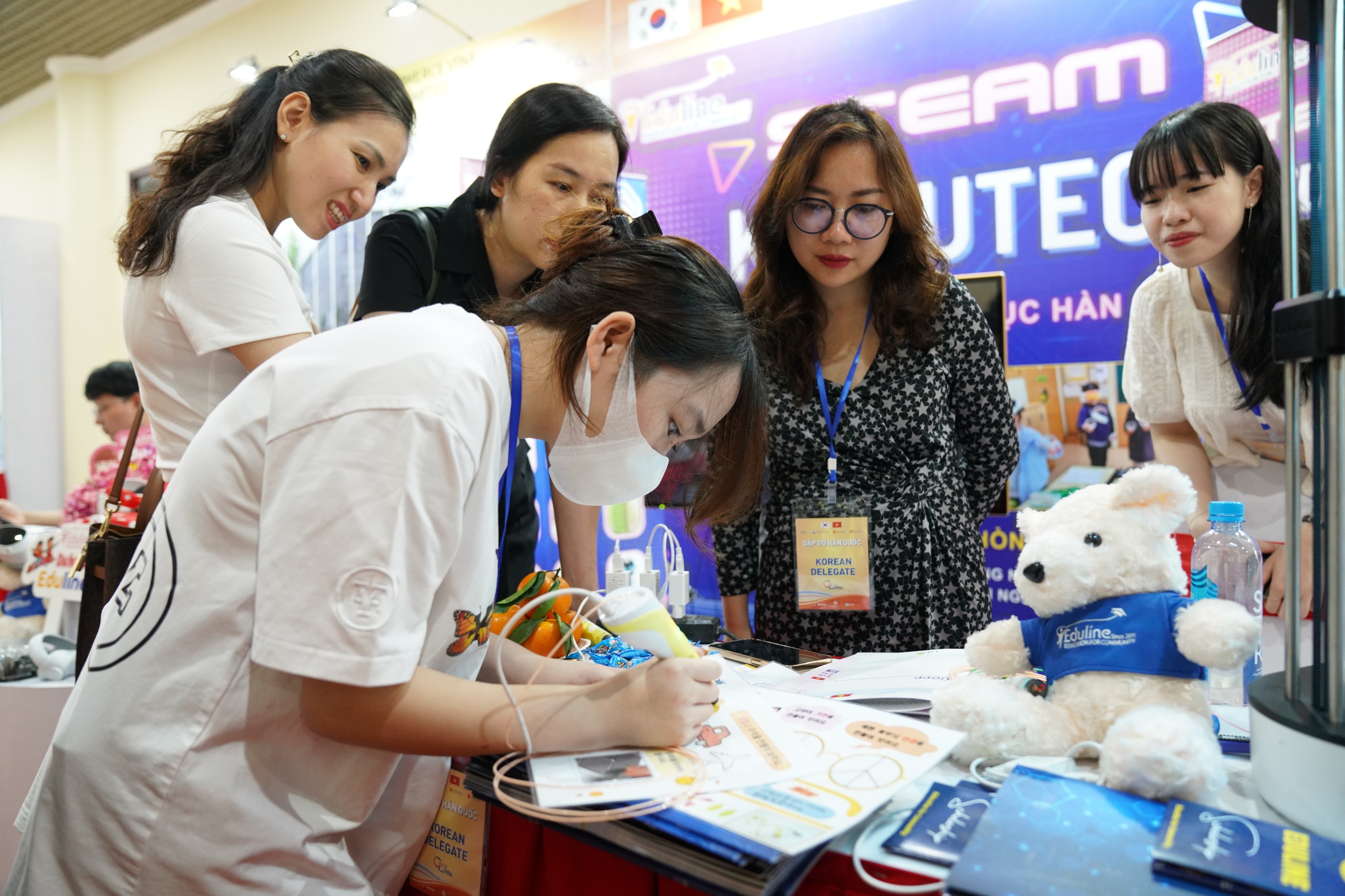 Doanh nghiệp H&agrave;n Quốc cũng đem tới triển l&atilde;m nhiều sản phẩm ấn tượng, thu h&uacute;t sự quan t&acirc;m của giới truyền th&ocirc;ng cũng như c&aacute;c doanh nghiệp Việt Nam