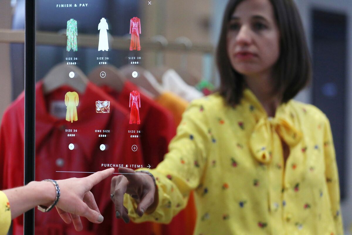 Kh&ocirc;ng chỉ sử dụng AI tr&ecirc;n nền tảng trực tuyến,&nbsp;Farfetchc&ograve;n ứng dụng c&ocirc;ng nghệ thực tế ảo tại c&aacute;c cửa h&agrave;ng.