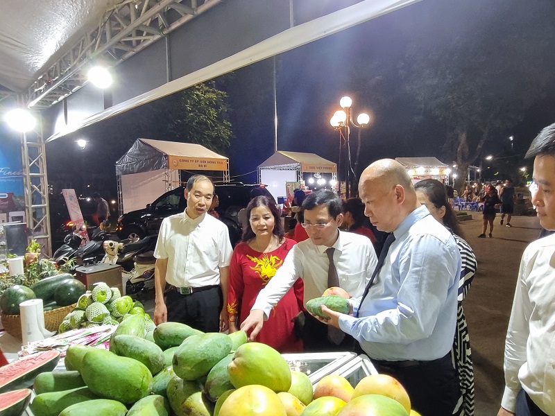 Lãnh đạo Cục Xúc tiến thương mại, UBND TP Hà Nội, Sở Công Thương Hà Nội tham quan gian hàng tham gia chương trình.