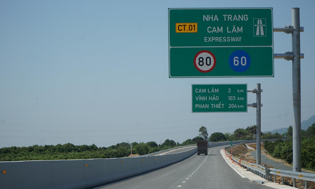 Cao tốc Nha Trang - Cam Lâm trước ngày thông xe. Ảnh: Hà My.