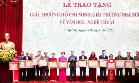 Chủ tịch nước Võ Văn Thưởng chụp ảnh lưu niệm với các tác giả, đồng tác giả và thân nhân tác giả được tặng, truy tặng Giải thưởng Hồ Chí Minh về văn học nghệ thuật.
