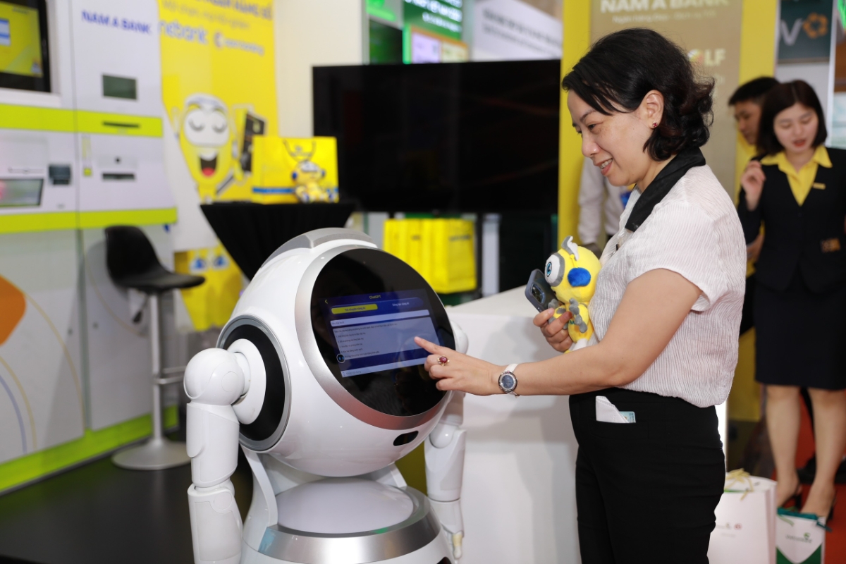 Khách tham quan thích thú trước Robot OPBA - được tích hợp công nghệ AI.