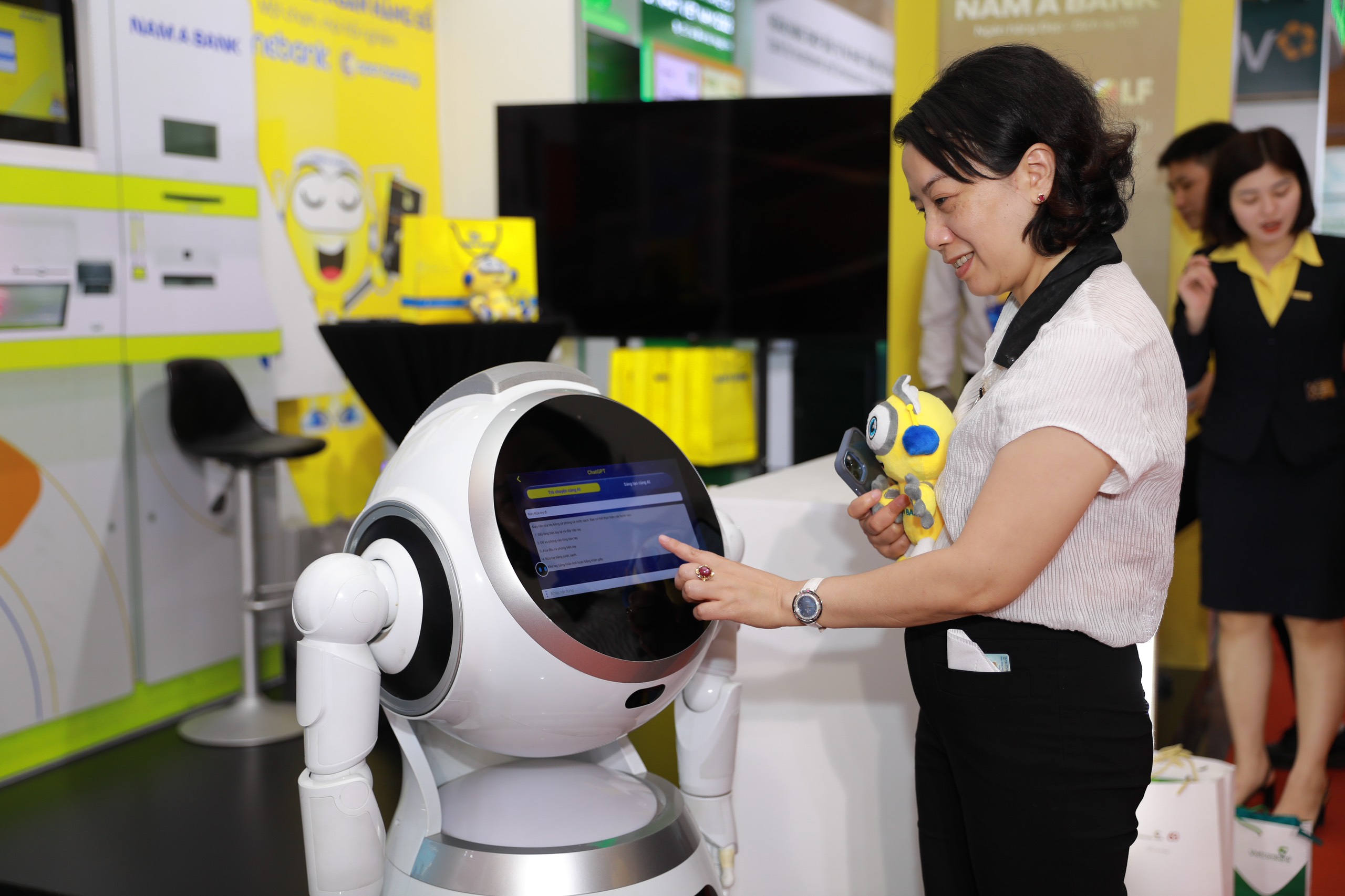 Khách tham quan thích thú trước Robot OPBA - được tích hợp công nghệ AI.