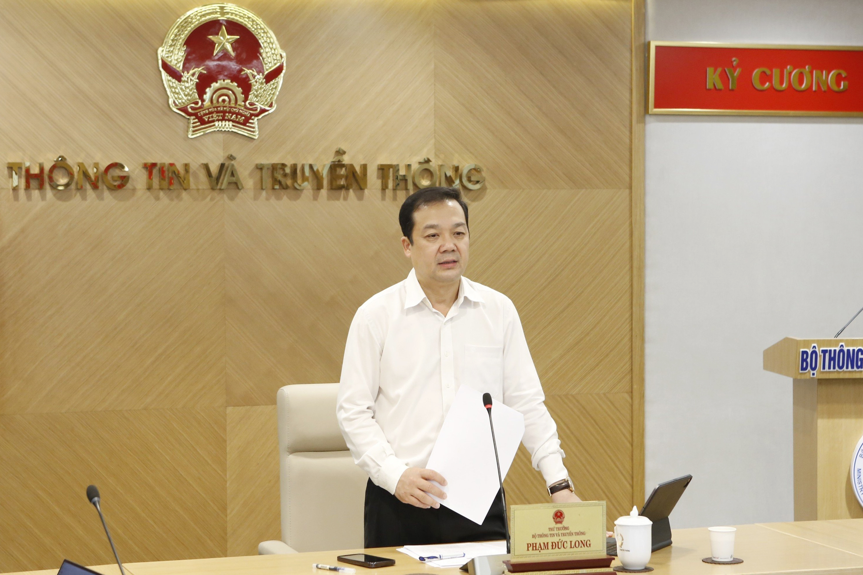 Thứ trưởng Phạm Đức Long ph&aacute;t biểu tại Hội nghị.