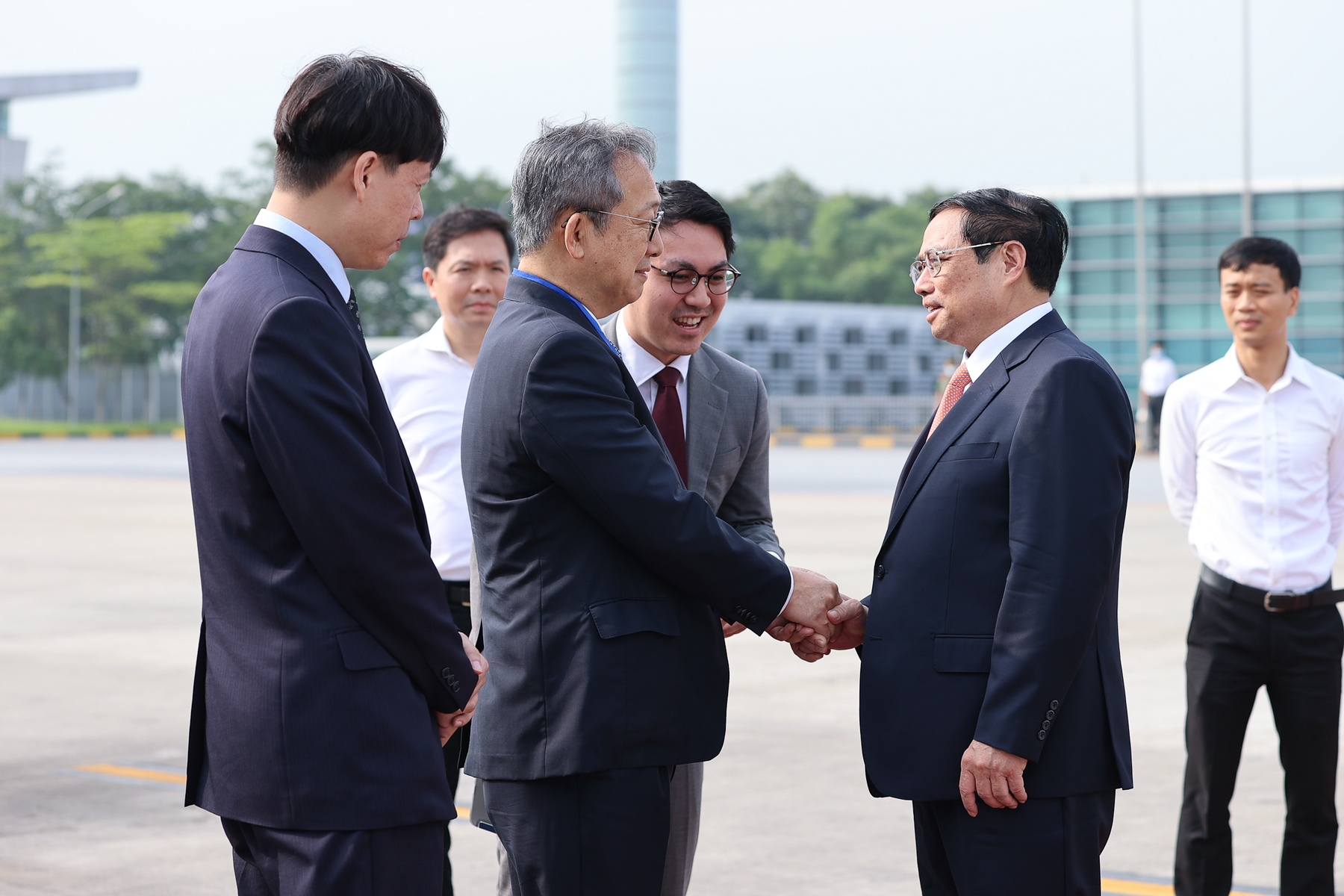 Đại sứ Nhật Bản tại Việt Nam tiễn Thủ tướng Phạm Minh Chính lên đường dự Hội nghị Thượng đỉnh Nhóm các nước công nghiệp phát triển (G7) mở rộng và làm việc tại Nhật Bản - Ảnh: VGP
