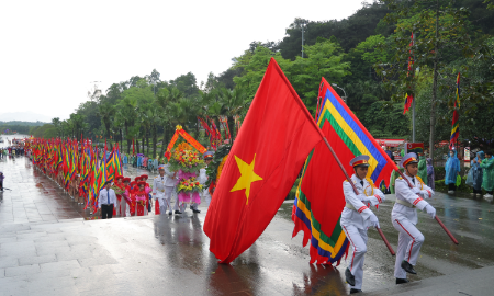Đoàn dâng hương tại Lễ hội Đền Hùng năm 2023.