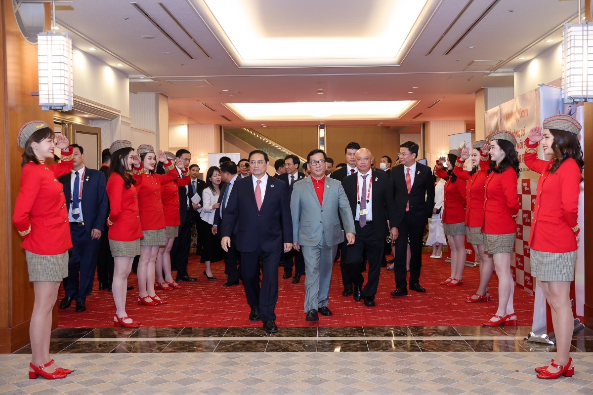 Thủ tướng Phạm Minh Ch&iacute;nh (giữa) chứng kiến v&agrave; ch&uacute;c mừng đường bay thẳng đầu ti&ecirc;n từ Việt Nam đến Hiroshima của Vietjet.
