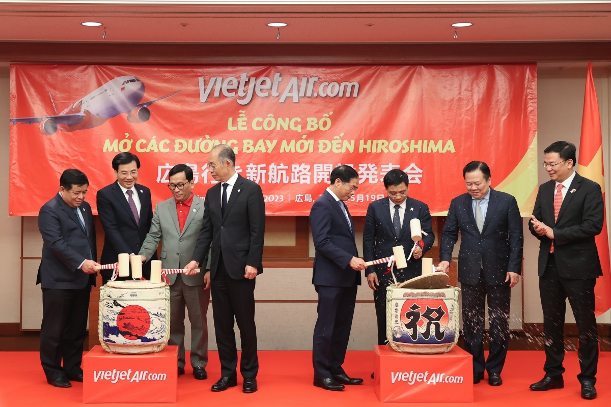 Các đại biểu cùng tham gia vào nghi thức Kagamibiraki chào mừng đường bay Vietjet đến Hiroshima.