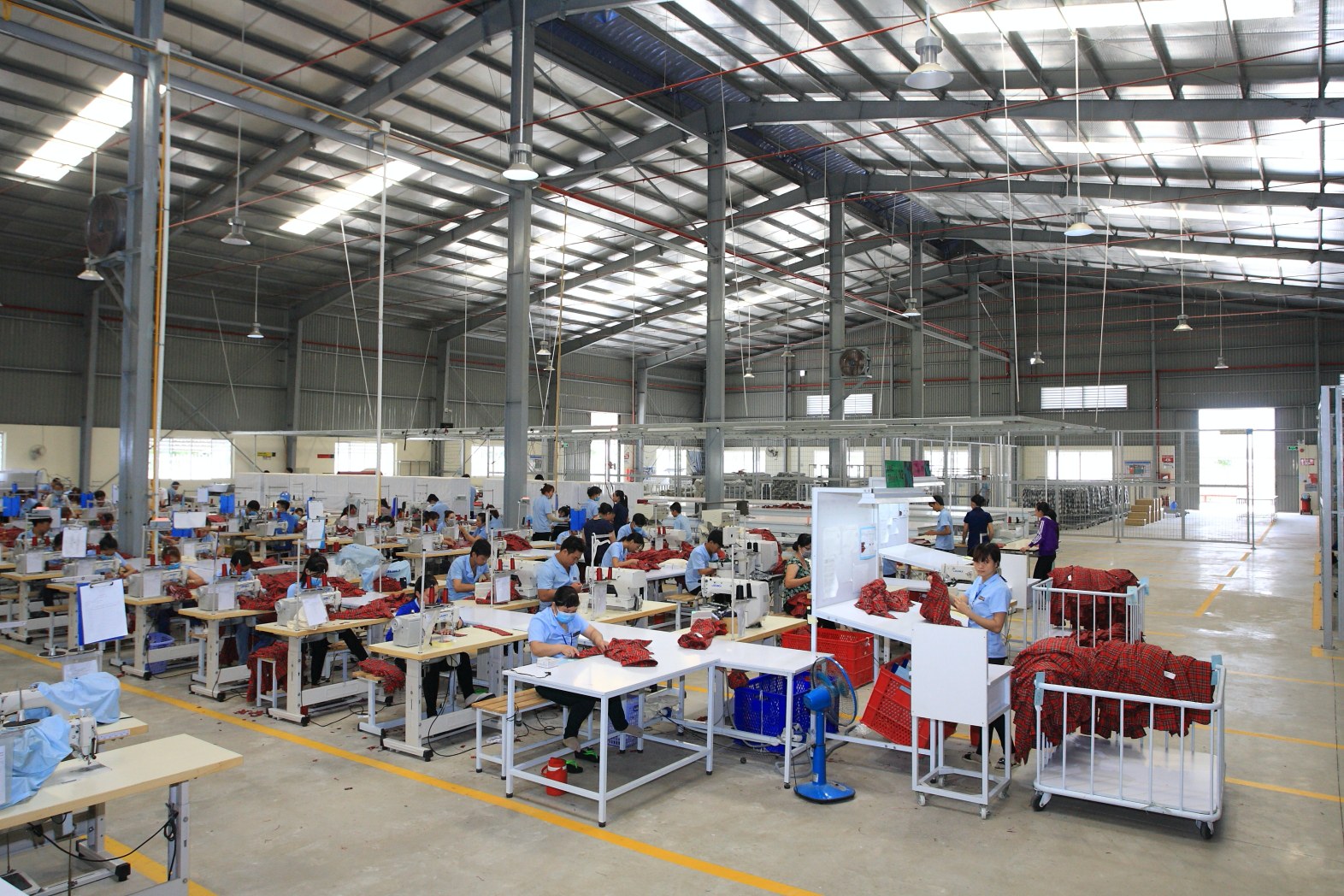85 - 86% sản phẩm của ngành dệt may hướng đến xuất khẩu nên bất kỳ một biến động nào của kinh tế thế giới đều ảnh hưởng đến ngành hàng này.
