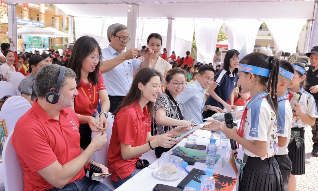 Các em học sinh thực hành kỹ năng bán hàng.