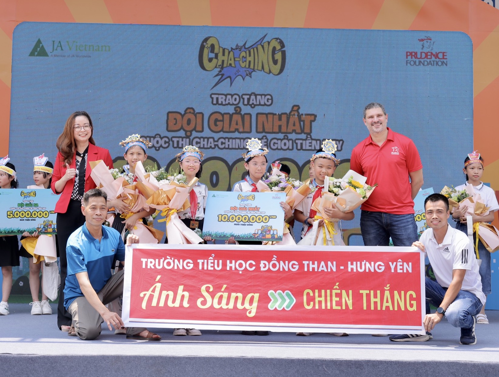 Bên cạnh kỹ năng quản lý tài chính, các em học sinh còn được học hỏi nhiều kỹ năng mềm khác như thuyết trình, làm việc nhóm...