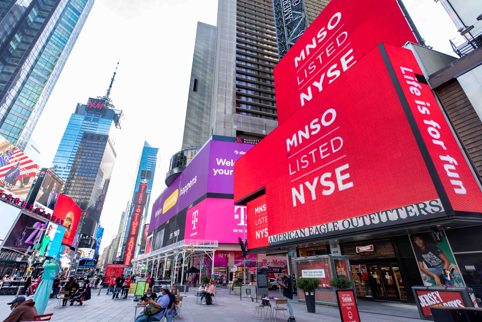 Khung cảnh khai trương cửa hàng flagship của Miniso tại Quảng trường Thời đại New York cuối tuần vừa qua.