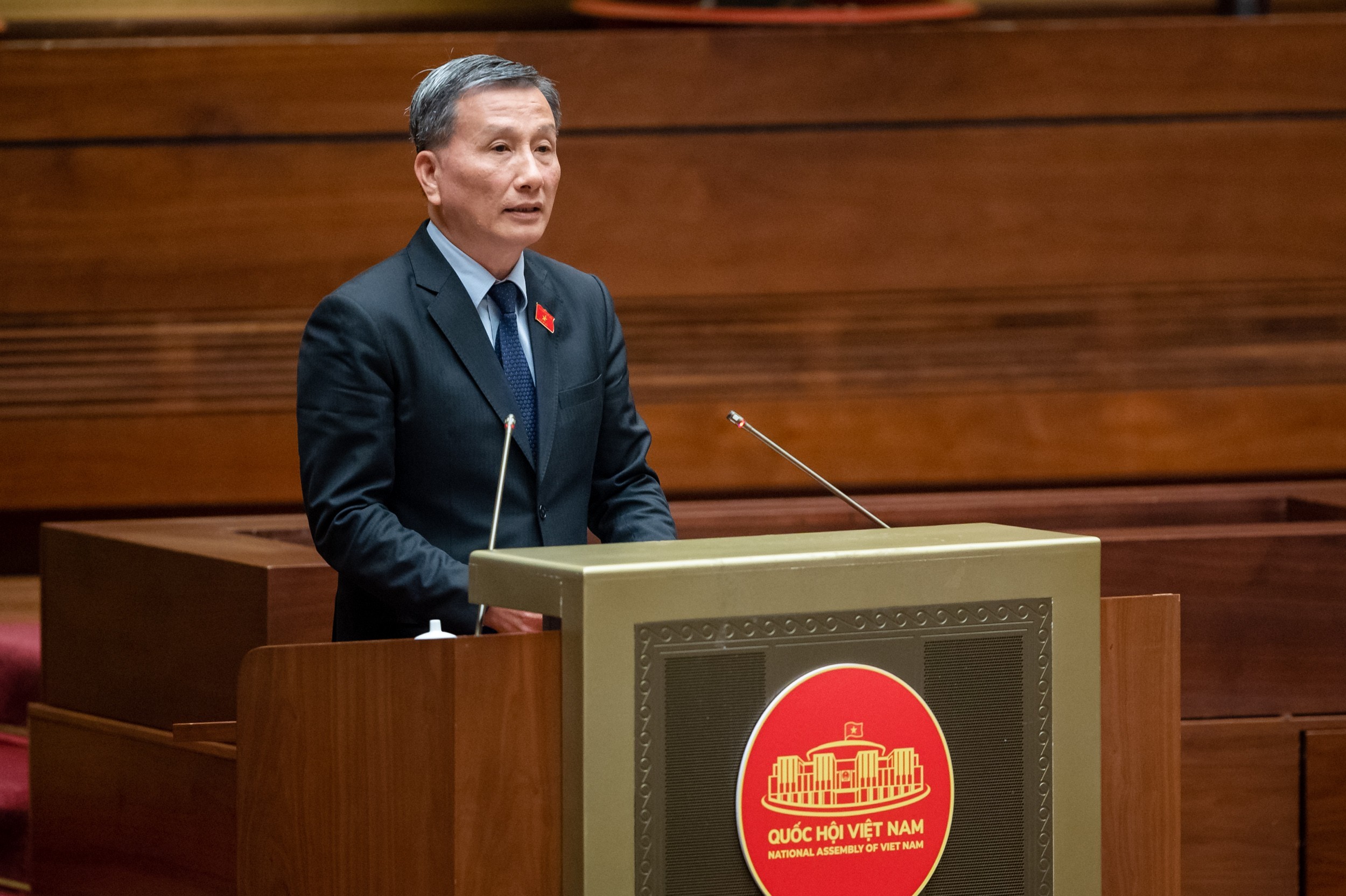 Chủ nhiệm Ủy ban Khoa học, C&ocirc;ng nghệ v&agrave; M&ocirc;i trường L&ecirc; Quang Huy tr&igrave;nh b&agrave;y B&aacute;o c&aacute;o thẩm tra - Ảnh: Quochoi.vn