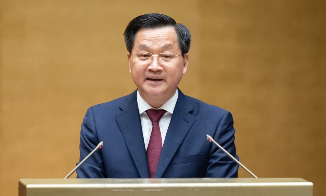thừa ủy quyền của Thủ tướng Chính phủ, Phó Thủ tướng Chính phủ Lê Minh Khái trình bày báo cáo tại phiên khai mạc - Ảnh: Quochoi.vn