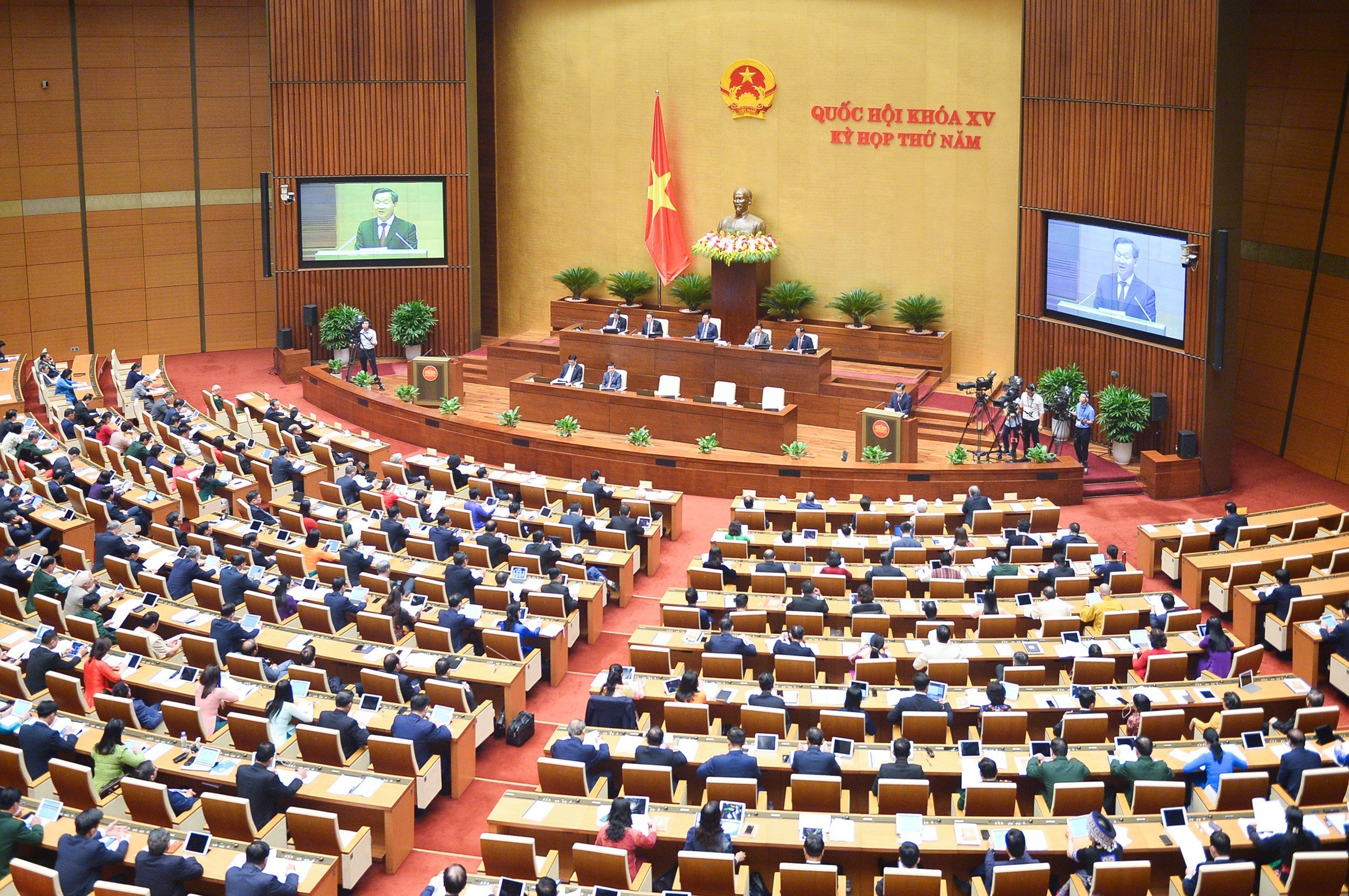 Chính phủ cam kết thực hiện chính sách tiền tệ chắc chắn, chủ động, linh hoạt, kịp thời, hiệu quả, phối hợp đồng bộ với chính sách tài khóa mở rộng hợp lý, có trọng tâm, trọng điểm - Ảnh: Quochoi.vn