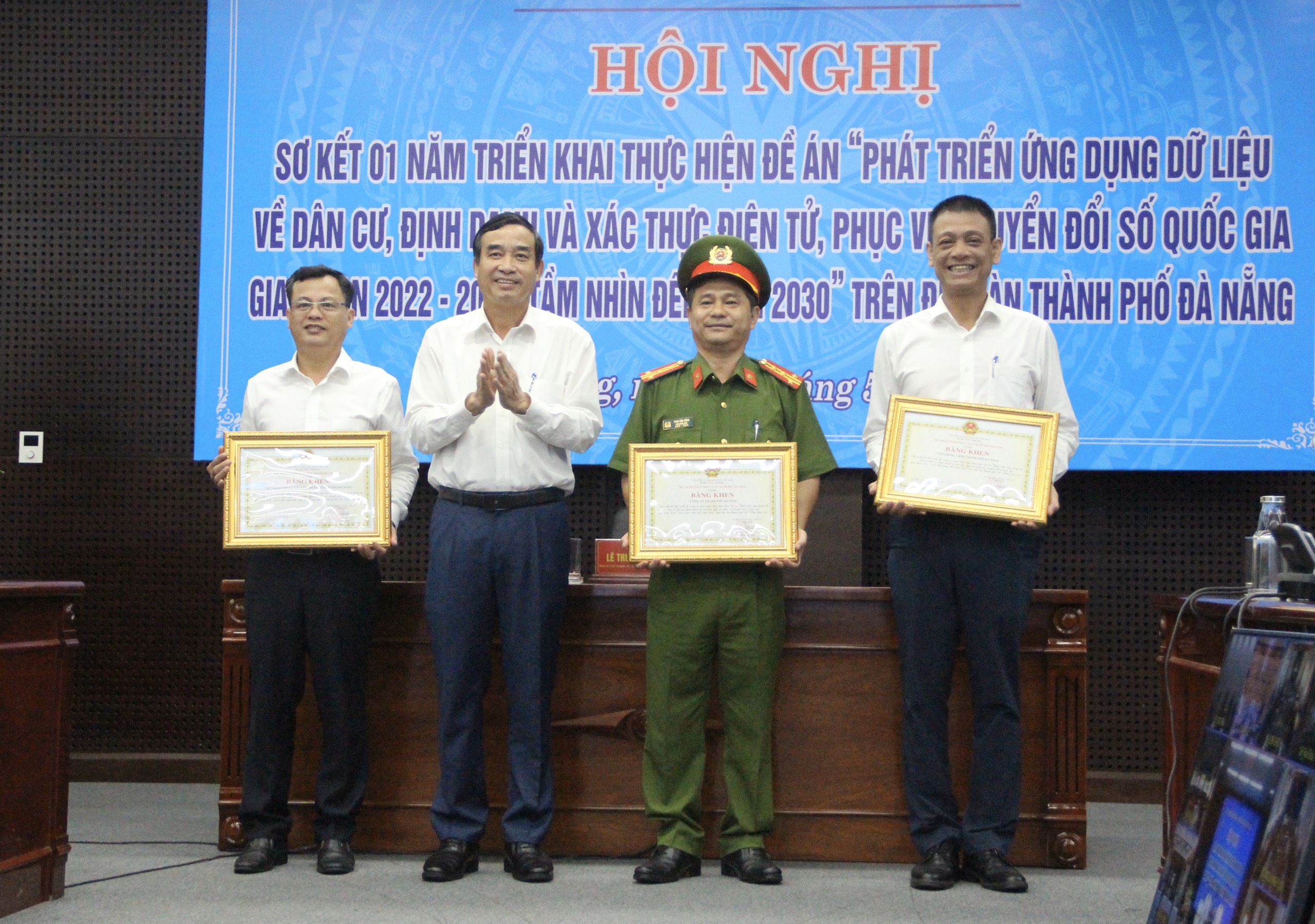 Chủ tịch UBND TP. Đà Nẵng Lê Trung Chinh (người thứ hai từ trái sang) tặng Bằng khen cho các tập thể, cá nhân đạt thành tích xuất sắc trong thực hiện Đề án 06/CP.