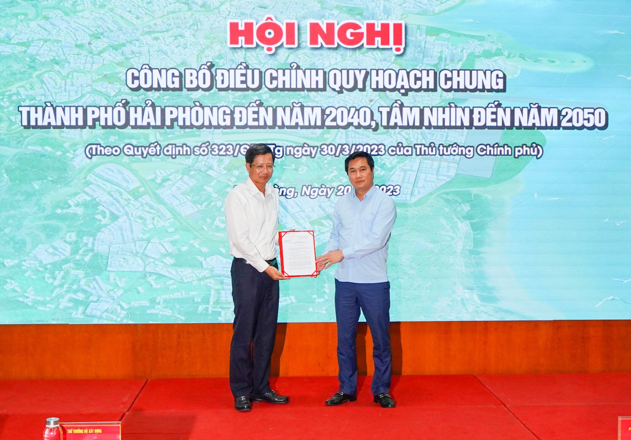 Lãnh đạo Bộ Xây dựng trao Quyết định phê duyệt cho lãnh đạo UBND thành phố Hải Phòng.