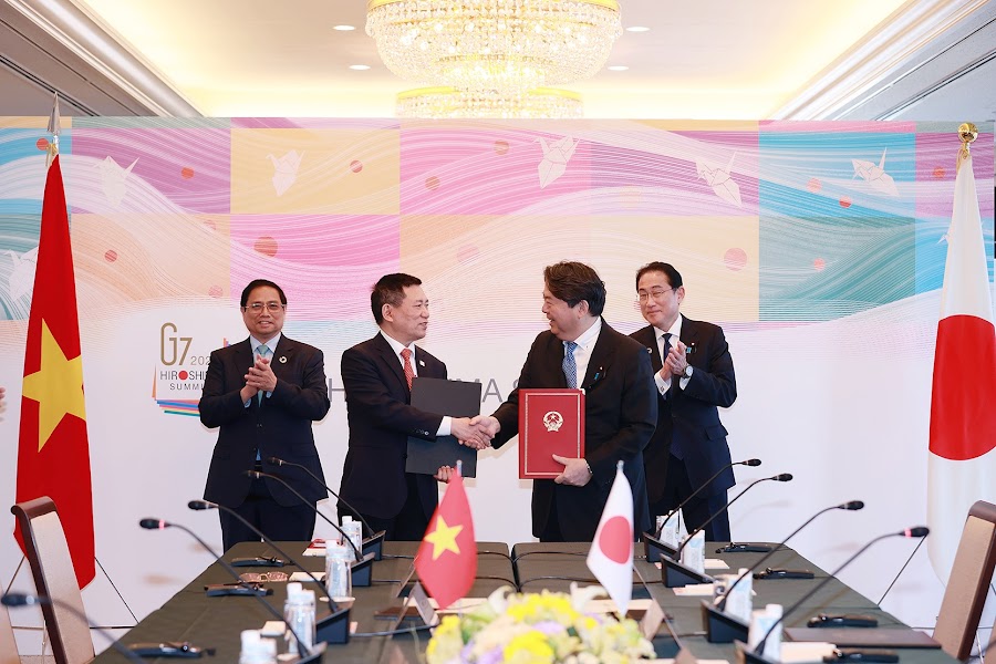 Thủ tướng Phạm Minh Chính và Thủ tướng Nhật Bản Kishida Fumio chứng kiến hai bên trao đổi văn bản ký kết 3 dự án hợp tác ODA với tổng trị giá 61 tỷ Yên - Ảnh: VGP