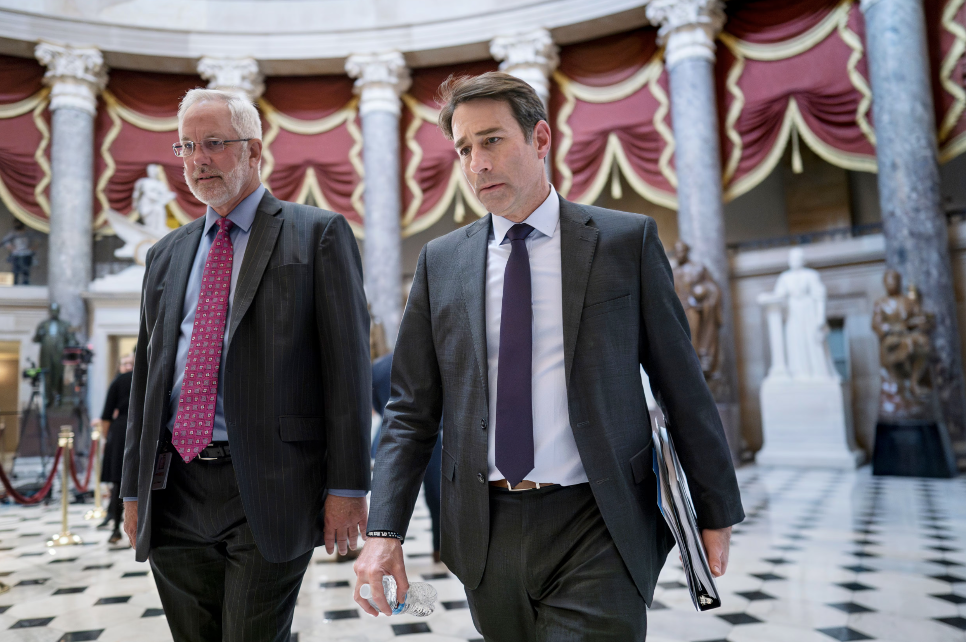 Hạ nghị sĩ Garret Graves (b&ecirc;n phải) - &nbsp;Ảnh: AP.