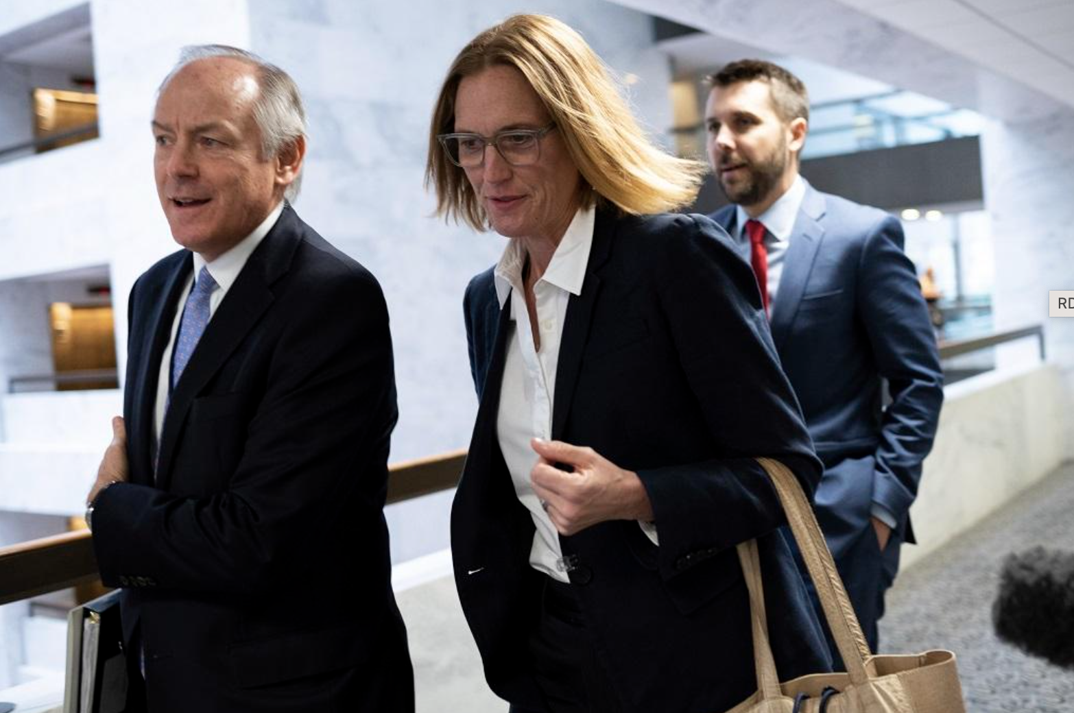 B&agrave; Lousia Terrell (b&ecirc;n phải), Gi&aacute;m đốc Văn ph&ograve;ng Lập ph&aacute;p Nh&agrave; Trắng - Ảnh: AP.