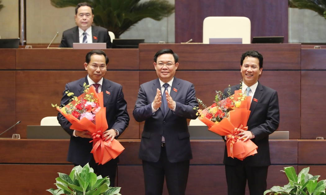 Chủ tịch Quốc hội Vương Đình Huệ tặng hoa chúc mừng tân Chủ nhiệm Ủy ban Tài chính, Ngân sách của Quốc hội Lê Quang Mạnh và Bộ trưởng Bộ Tài nguyên và Môi trường Đặng Quốc Khánh