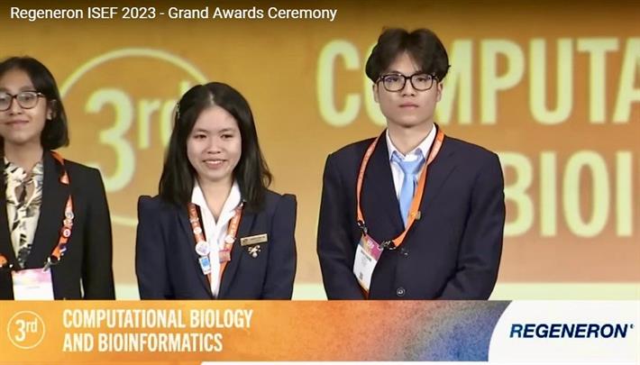 Em Nguyễn Thị Mai Anh và em Nguyễn Bình Giang nhận giải Ba REGENERON ISEF 2023. Ảnh: Bộ Giáo dục và Đào tạo.