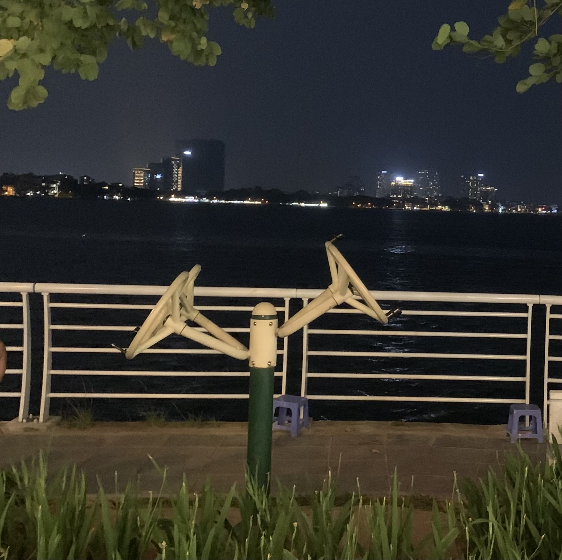 Những chiếc ghế được chủ qu&aacute;n đặt sẵn để 