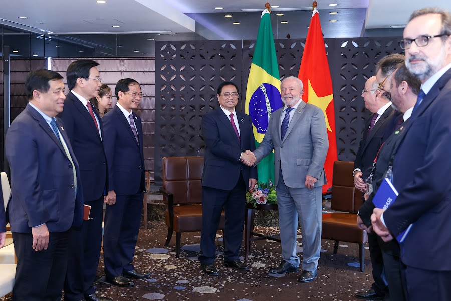 Thủ tướng Phạm Minh Chính chuyển lời thăm hỏi của Tổng Bí thư Nguyễn Phú Trọng, Chủ tịch nước Võ Văn Thưởng và Chủ tịch Quốc hội Vương Đình Huệ đến Tổng thống Da Silva - Ảnh: VGP