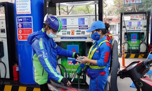 Giá xăng dầu bật tăng theo đà thế giới