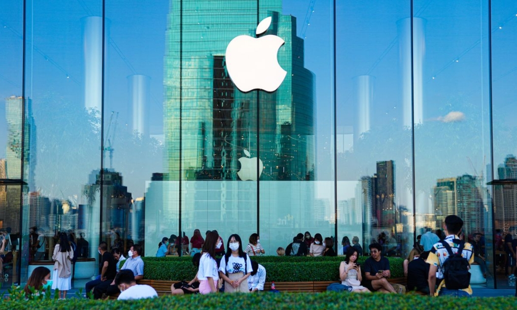 Cửa hàng Apple tại một trung tâm mua sắm ở Bangkok vào năm 2022. Thái Lan là một trong số ít quốc gia Đông Nam Á có cửa hàng bán lẻ chính hãng của Apple - Ảnh: Getty Images