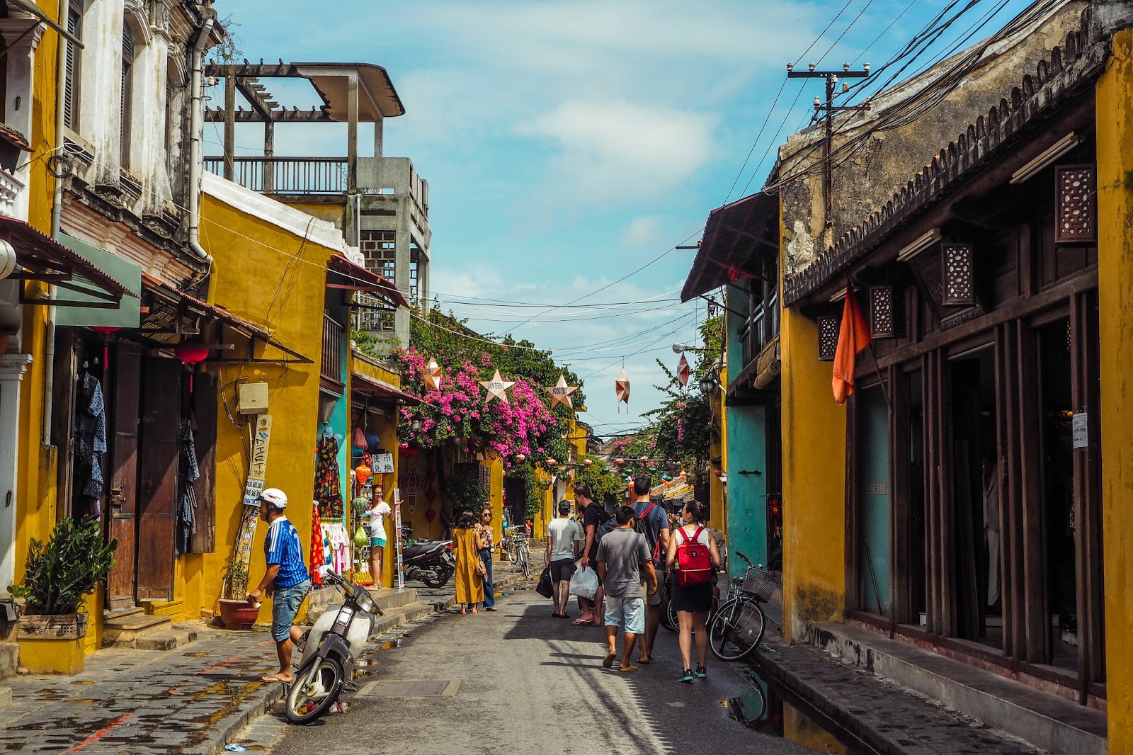 Chính phủ giao Bộ Công Thương nghiên cứu áp dụng giá bán lẻ điện cho cơ sở lưu trú du lịch ngang bằng khách hàng sản xuất.
