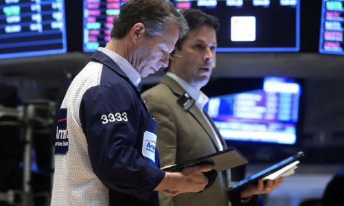 Chứng khoán Mỹ lưỡng lự trong lúc chờ đàm phán trần nợ, giá dầu tăng 1%