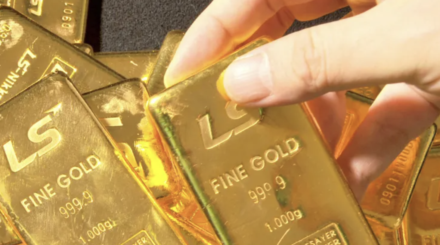Vàng thế giới trượt giá, trong nước “cố thủ” mốc 67 triệu đồng ...