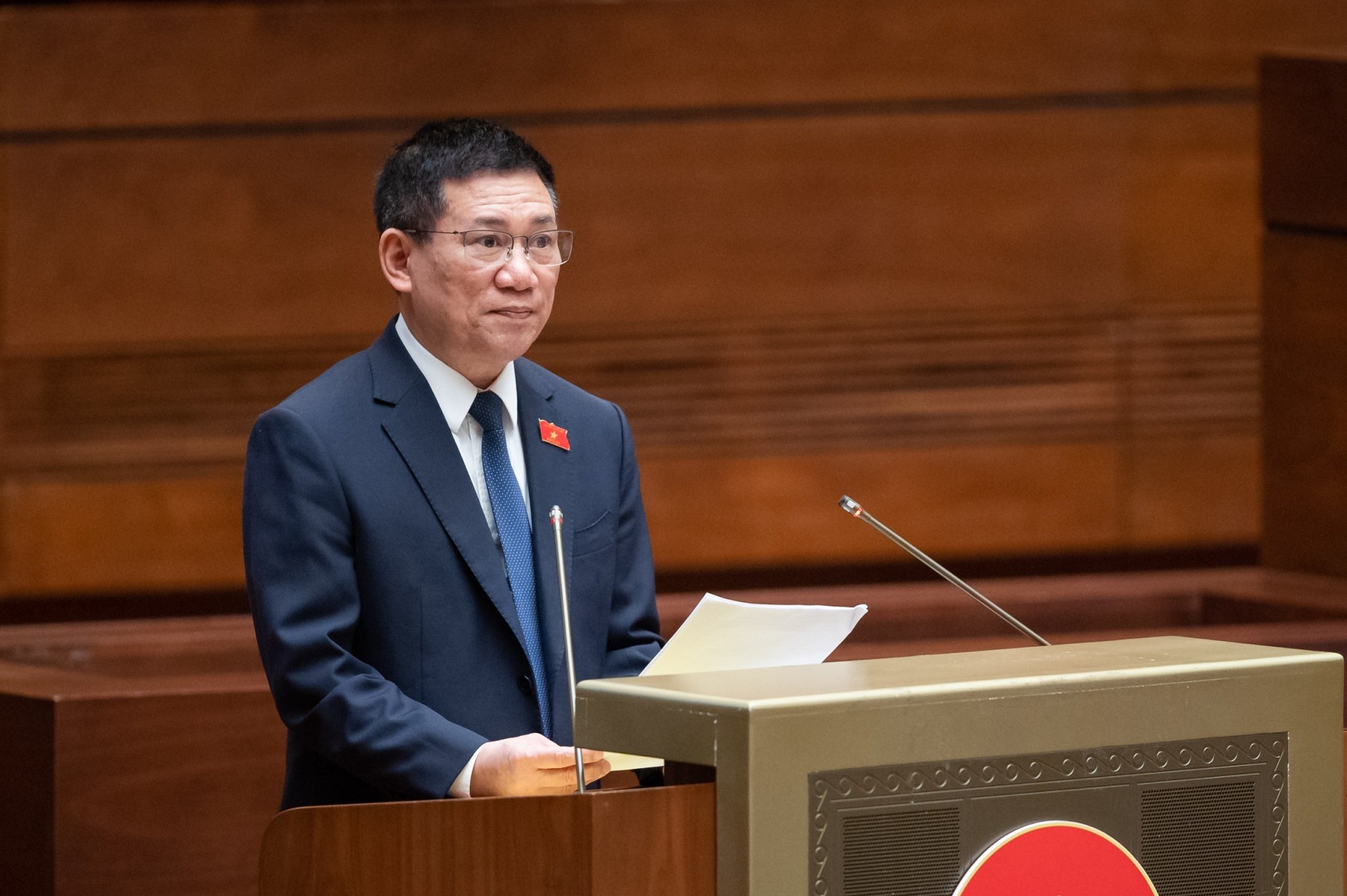 Bộ trưởng Bộ Tài chính Hồ Đức Phớc thừa ủy quyền của Thủ tướng Chính phủ trình bày báo cáo.