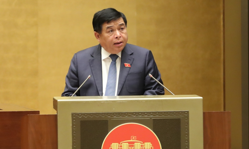 Bộ trưởng Bộ Kế hoạch và Đầu tư Nguyễn Chí Dũng báo cáo Quốc hội về việc giao danh mục và mức vốn cho các nhiệm vụ, dự án thuộc Chương trình phục hồi và phát triển kinh tế - xã hội.