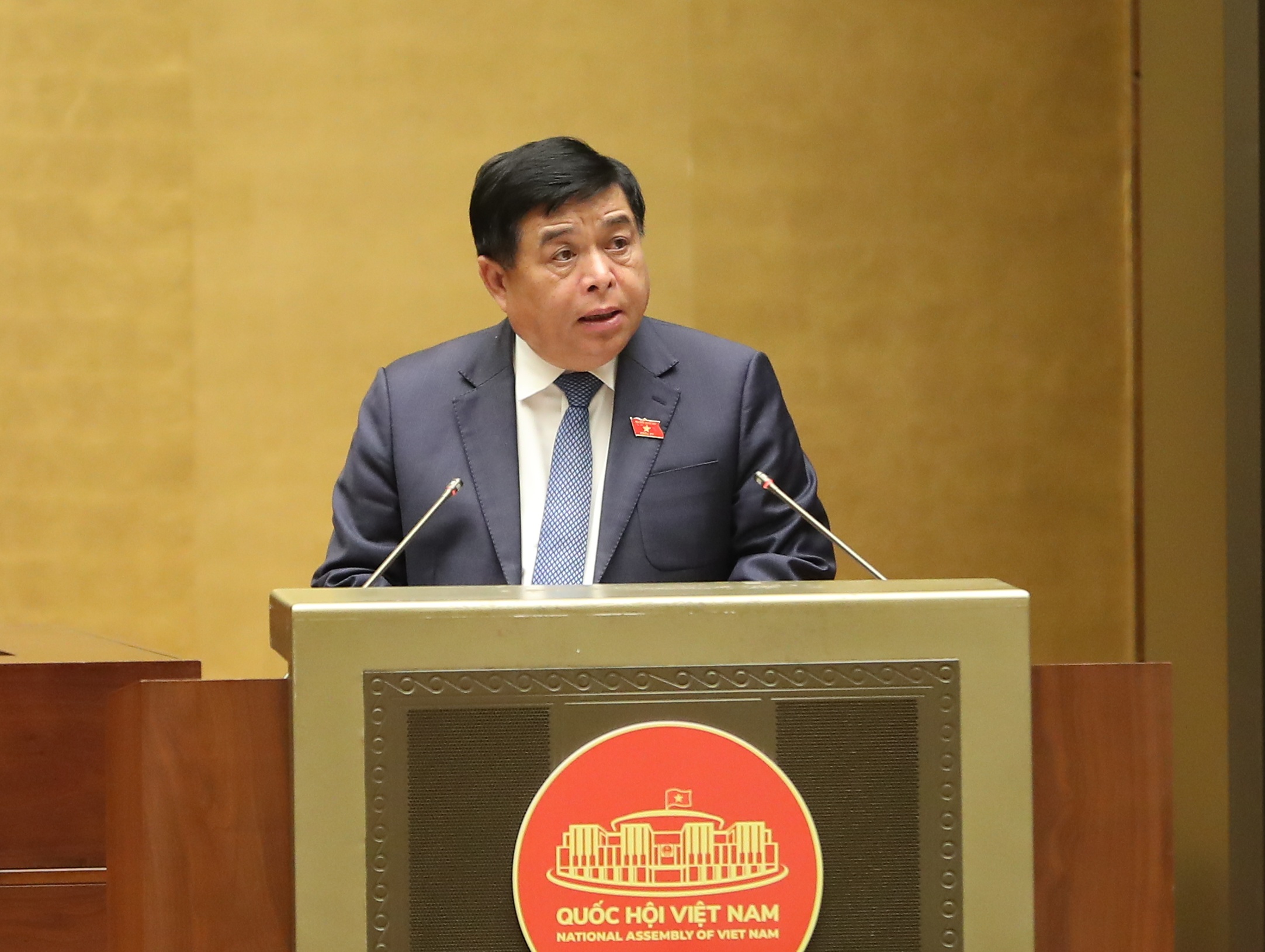  Bộ trưởng Bộ Kế hoạch và Đầu tư Nguyễn Chí Dũng báo cáo Quốc hội về việc giao danh mục và mức vốn cho các nhiệm vụ, dự án thuộc Chương trình phục hồi và phát triển kinh tế - xã hội. 