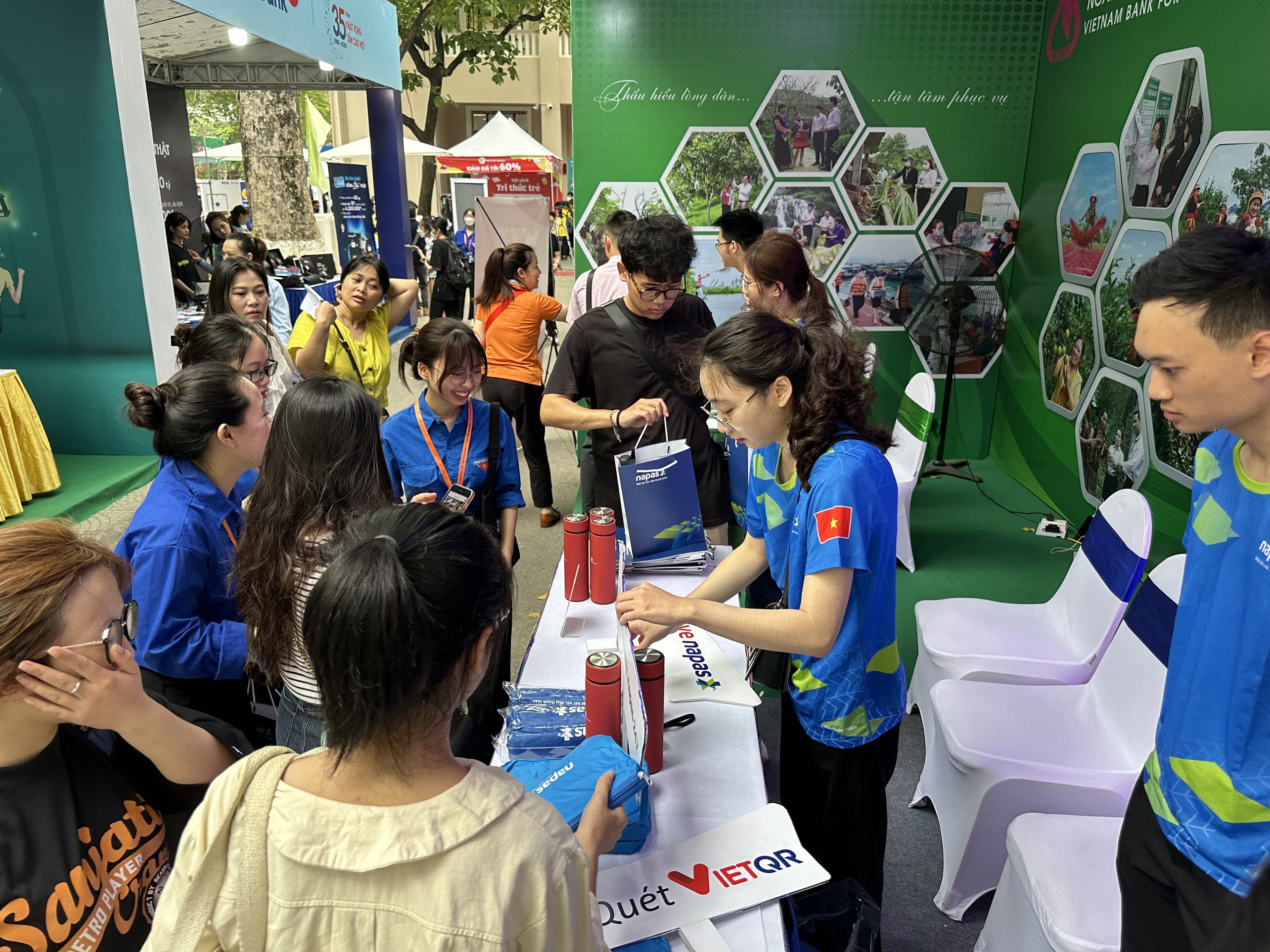 Sinh viên trải nghiệm dịch vụ ngân hàng số tại sự kiện "Nhà ngân hàng tương lai 2023"
