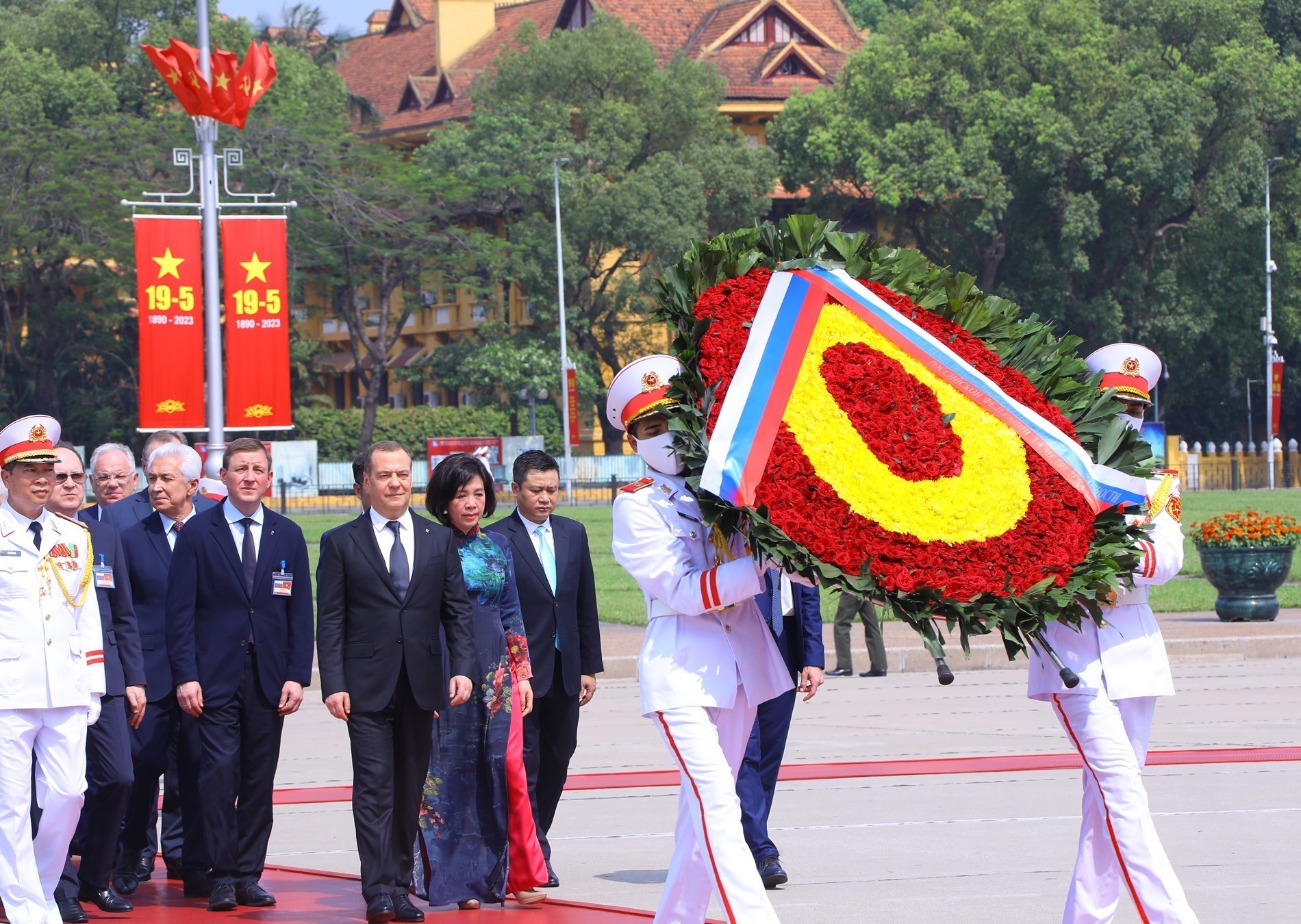 Chủ tịch Đảng “Nước Nga Thống nhất” Dmitry Medvedev đặt vòng hoa vào Lăng viếng Chủ tịch Hồ Chí Minh - Ảnh: ĐCS