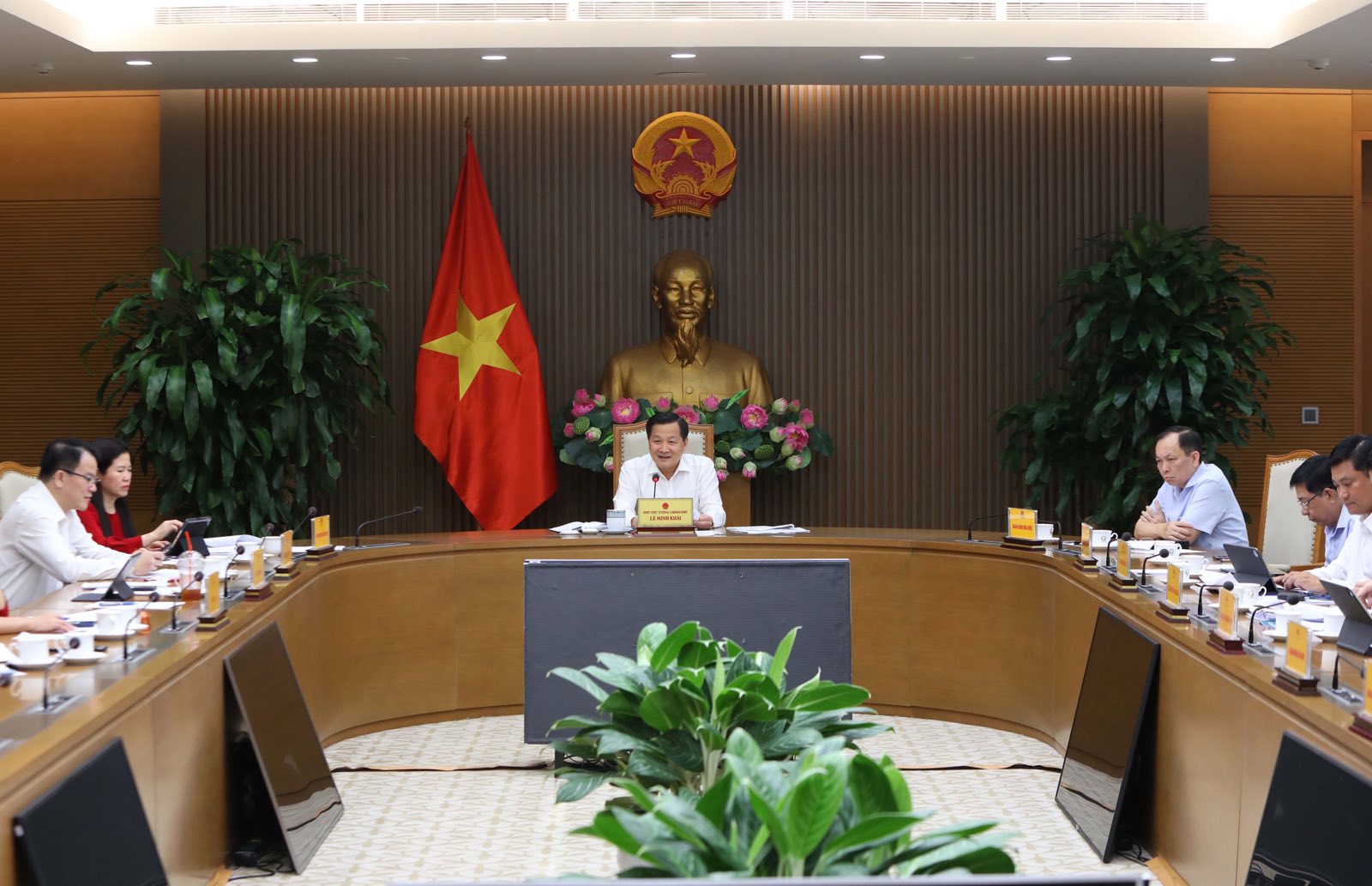 Phó Thủ tướng chủ trì cuộc họp về giải pháp nâng cao khả năng tiếp cận vốn và giảm lãi suất cho vay ngày 24/5 (Ảnh: Quang Thương/VGP).